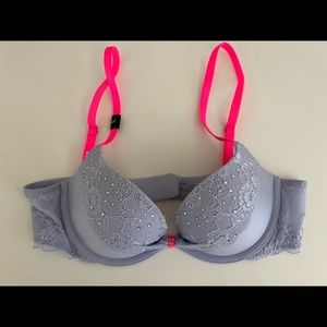 Vitoria’s Secret Bra